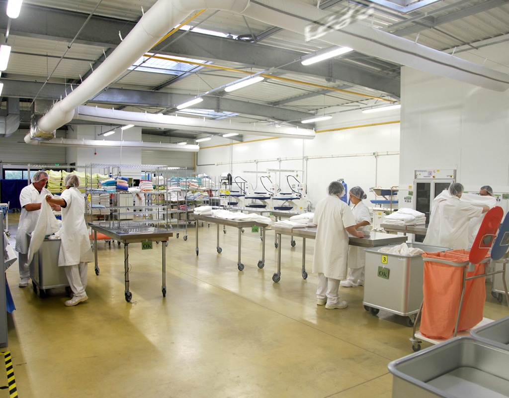 Employés de blanchisserie au travail