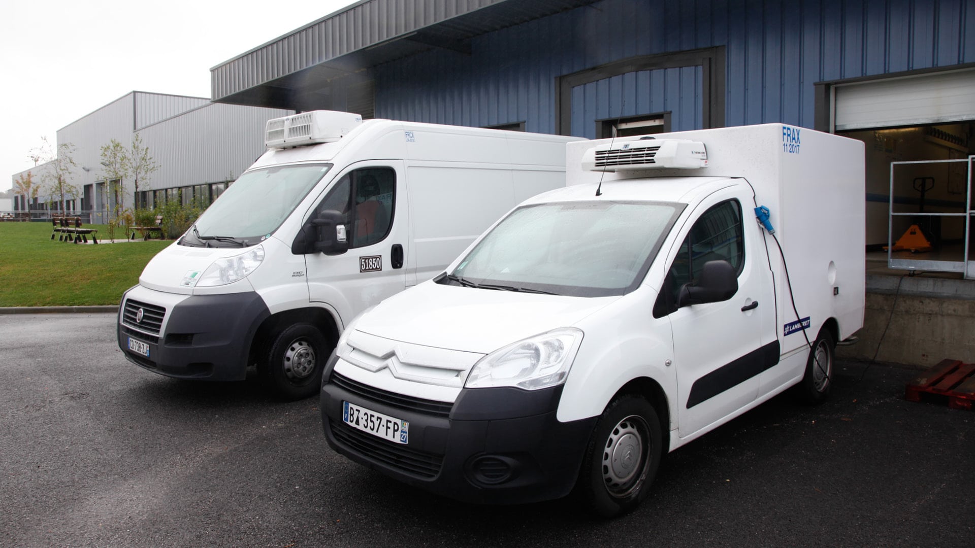 deux camionnettes blanches réfrigérées